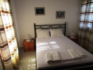 TriovasálosKaterina Apartments的一间卧室配有带毛巾的床