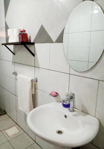 班基La Couronne Suites的一间带水槽和镜子的浴室