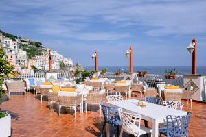 阿马尔菲拉布索拉酒店的一间设有桌椅的海洋餐厅