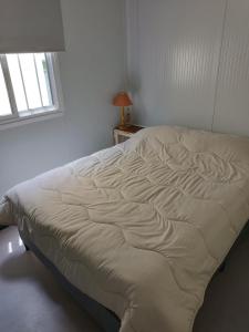 特立尼达岛Casita de Piedra 12 y 13的窗户客房内的一张大白色床