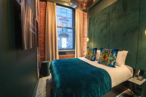曼彻斯特Forty-Seven的一间卧室设有一张大床和窗户