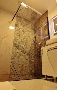 武科瓦尔Apartman Nila的浴室设有一面带蜘蛛网的墙壁