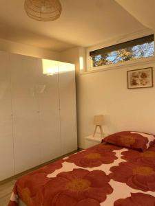 斯特拉斯堡Appartement dans une grange rénovée的一间卧室设有一张大床和一个窗户。