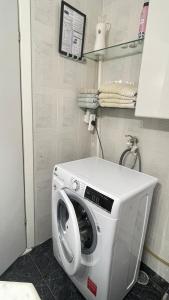 贝尔谢巴The Center of the Negev - Neer Soroka Hospital & BGU的设有带洗衣机和烘干机的浴室。