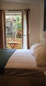 布德瓦Bonaca Apartments的一间卧室设有一张床和一个滑动玻璃门