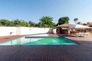戈亚尼亚Chácara Luxuosa em Goiânia UPR0011的一个带房子的庭院中的游泳池
