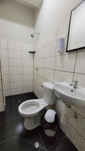 廷戈玛丽亚Hospedaje Vista Paraíso的浴室配有白色卫生间和盥洗盆。