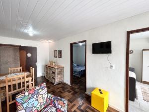 伊达贾伊Casa Astral a melhor escolha em ITAJAÍ的一间卧室和一间客厅