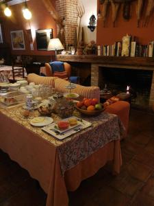 因凡特斯新镇La Casona del Abuelo Parra的一张桌子,上面有食物和一碗水果