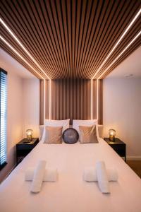 埃因霍温Luxurious 35m2 Designer Studio的卧室配有一张带三个枕头的大型白色床