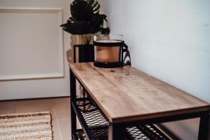 普劳恩Fewostaeps- Moderne Unterkunft, zentrumsnah的木桌上的咖啡杯,与植物