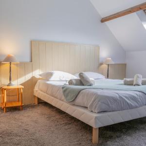 菲耶讷La Ferme Du Grand Air的一间大卧室,配有两张带白色床单和枕头的床