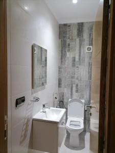 丹吉尔Apartment chakira family only的浴室配有白色卫生间和盥洗盆。