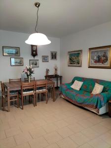 比比翁Casa Licanio的客厅配有沙发和桌子