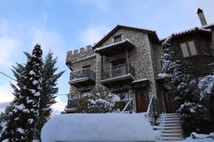 卡拉维塔Pirgos Gerodimou的前面的雪覆盖的房子
