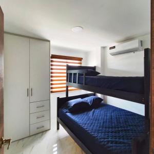 曼塔Casa Familiar a Pasos del Mar Playa y Felicidad的一间卧室配有两张双层床和一个衣柜