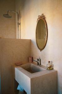 依索安L'Oued the lodge的一间带水槽和镜子的浴室