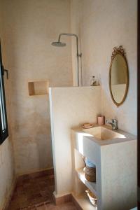 依索安L'Oued the lodge的一间带水槽和镜子的浴室