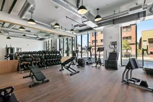 奥克兰Oakland 1br w gym ac nr bart nightlife SFO-1492的大楼内带跑步机和健身器材的健身房