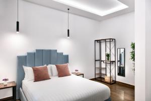 那不勒斯Residenza Toledo Lifestyle的一间卧室配有一张白色的床和蓝色床头板