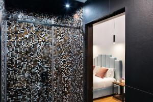 那不勒斯Residenza Toledo Lifestyle的一间带玻璃淋浴间和床的浴室