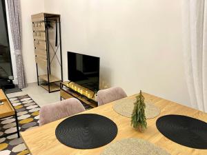 毛科Vörösmarty apartmanház的一间带桌子和电视的用餐室