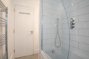 温莎ENTR - Modern Apartments in Windsor with Parking的带淋浴的浴室和玻璃门