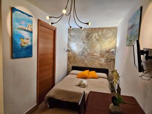 巴勒莫Happie Casa La Cattedrale的一间卧室配有带橙色枕头的床