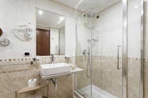 罗马Esposizione Luxury Rome的一间带水槽和淋浴的浴室