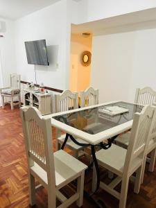 圣米格尔·德·图库玛Departamento Céntrico Tucumán 1B的一间设有玻璃桌和椅子的用餐室