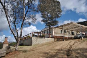 Villa de JuárezCasa de campo en ruta del vino的土路旁的房子