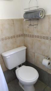 坦迪尔Cabaña a pasos del lago的浴室设有卫生间和一卷卫生纸