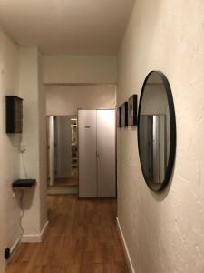 莫尔济讷Appartement 2 chambres centre MORZINE的墙上带圆镜子的走廊