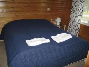HattusaariKoli Country Club的一张蓝色的床,上面有白色毛巾