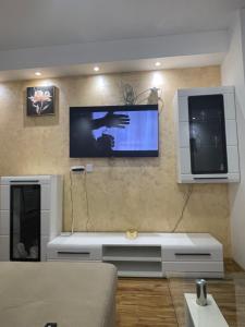 BratunacStan na dan Bratunac的客厅的墙上配有平面电视。