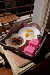 开罗El Otel The Hotel的桌上放着三盘食物的托盘