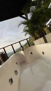 LlanitosGlamping Idilio的阳台顶部的白色浴缸