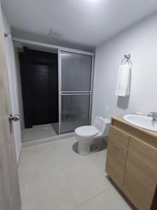 马尼萨莱斯Hostal Ninfa del Mar的浴室配有卫生间、盥洗盆和淋浴。