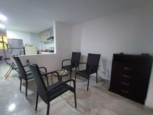 马尼萨莱斯Hostal Ninfa del Mar的带桌椅的房间和厨房