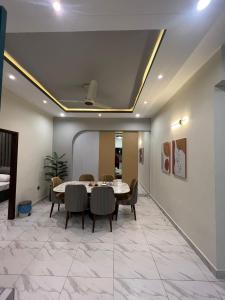 卡拉奇Travellers Heaven 3BR APT DHA PHASE VI Nishat Commercial的一间带桌椅的用餐室