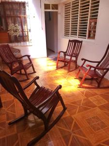南圣胡安Hostel Rossy的一组摇椅,坐在地板上