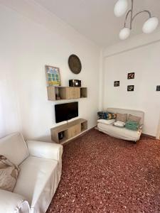 卢特拉艾季普苏Cozy Flat Loutra Aidipsou的带沙发和电视的客厅