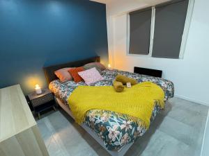 朗斯Le Baroque - plain-pied - 3 chambres - Wi-fi的一间卧室配有一张黄色毯子床