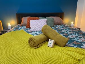 朗斯Le Baroque - plain-pied - 3 chambres - Wi-fi的一张带黄色毯子和枕头的床