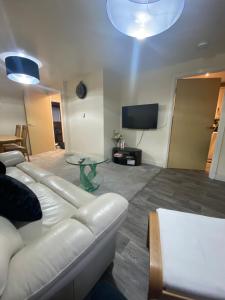 利物浦Lovely 2 bed apartment in Crosby的客厅配有白色的沙发和桌子