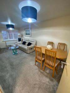利物浦Lovely 2 bed apartment in Crosby的客厅配有桌椅和沙发