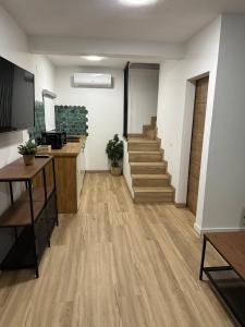 阿尔科斯-德拉弗龙特拉SlowHome Arcos的一间设有楼梯的办公室和铺有木地板的走廊
