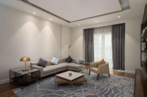 埃尔比勒Radisson Hotel & Residences Erbil的客厅配有沙发和桌子