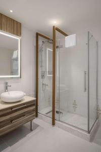 埃尔比勒Radisson Hotel & Residences Erbil的带淋浴和盥洗盆的浴室