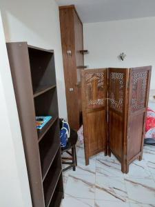 拉巴特Appartement au centre de Rabat à Hassan.的客房设有2个木制架子和书桌。